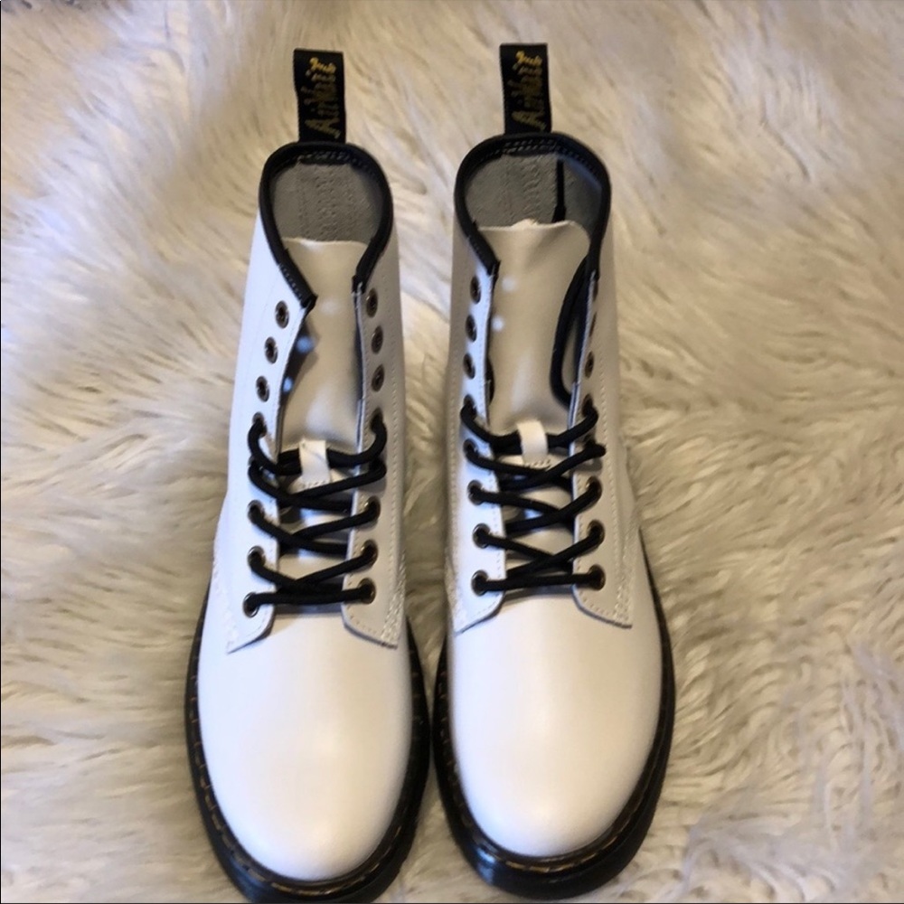 NWTWhite Dr Martens Airwair w/ bouncing sole boots - Picture 2 of 8